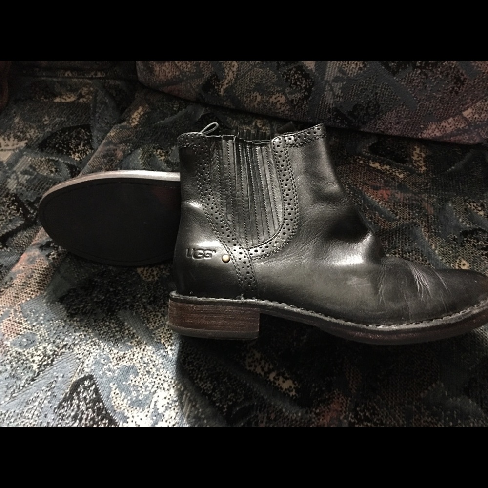 Black ugg boots